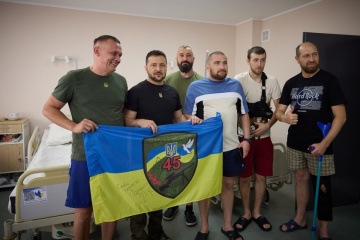 Zelensky visita a soldados heridos en un centro de rehabilitación de Ivano-Frankivsk