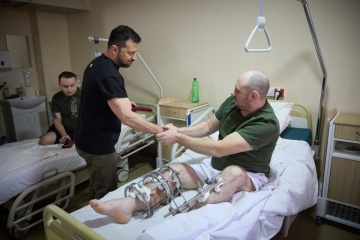 Zelensky visita a soldados heridos en un centro de rehabilitación de Ivano-Frankivsk