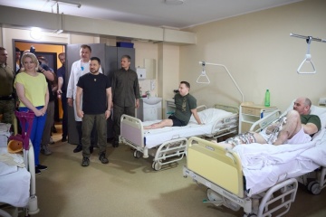 Selenskyj besucht Rehaklinik in Iwano-Frankiwsk