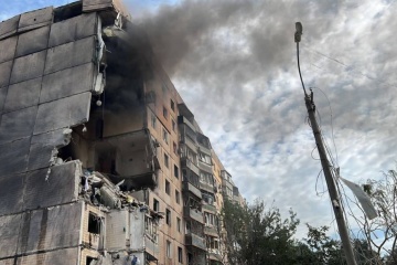 Misiles rusos alcanzan un edificio residencial y una instutición educativa en Kryvyi Rig