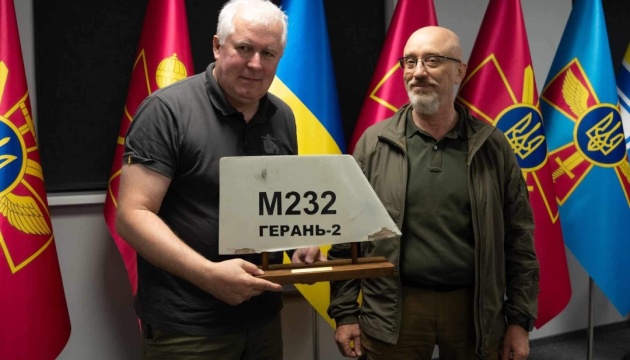 Резніков подарував міністру оборони Литви шматок збитого «Шахеда»