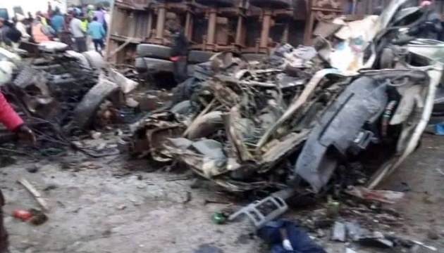 У Кенії вантажівка протаранила шість автомобілів, 48 загиблих