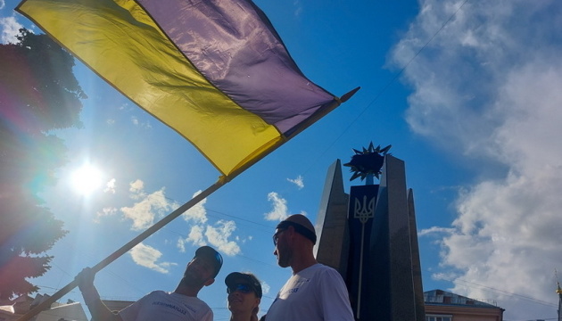На саміт НАТО у Вільнюсі передали український прапор з Бахмута