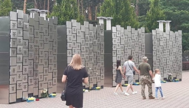 Installation zum Gedenken an Opfer in Butscha