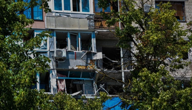 Katastrophenschutzbehörde zeigt Folgen russischen Beschusses eines Hochhauses in Cherson