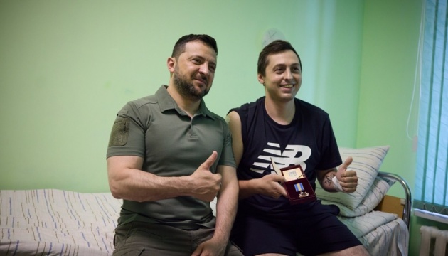 Selenskyj besucht Militärhospital in Region Odessa und verleiht Auszeichnungen an Soldaten
