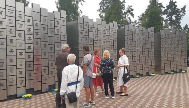 ウクライナ・ブチャに殺害された住民の追悼碑設置