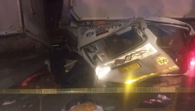 У ПАР мікроавтобус зіткнувся з вантажівкою, 15 загиблих
