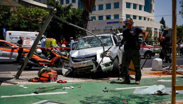 У Тель-Авіві чоловік на автомобілі збив людей і накинувся на перехожих із ножем - семеро поранені