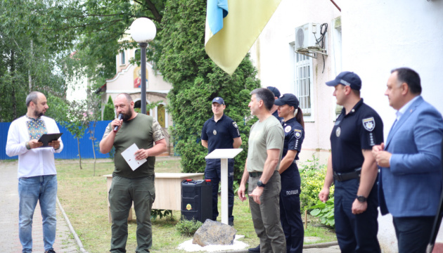 В Ужгороді встановлять мініскульптуру поліцейському