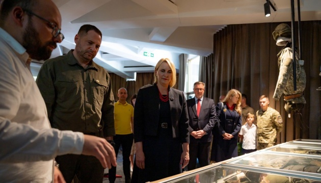 Єрмак та посол США відвідали виставку, присвячену боротьбі України з російською агресією