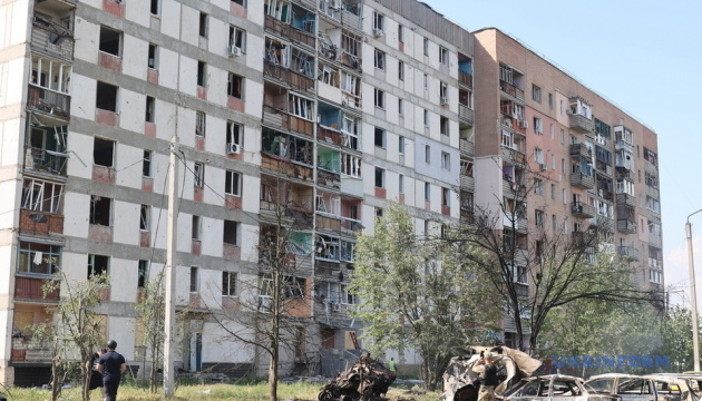 Ракетний удар по Первомайську: рятувальники досі обходять пошкоджені будинки