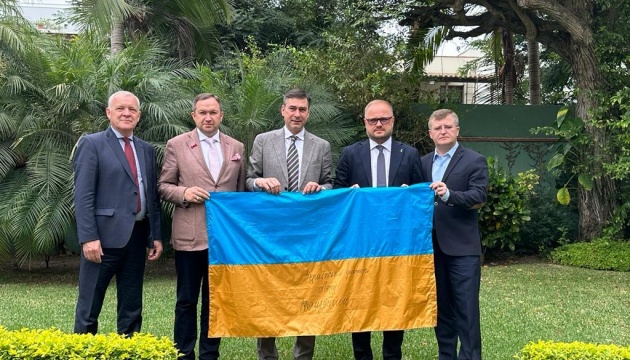 Українській діаспорі в Перу передали прапор України з підписом Залужного