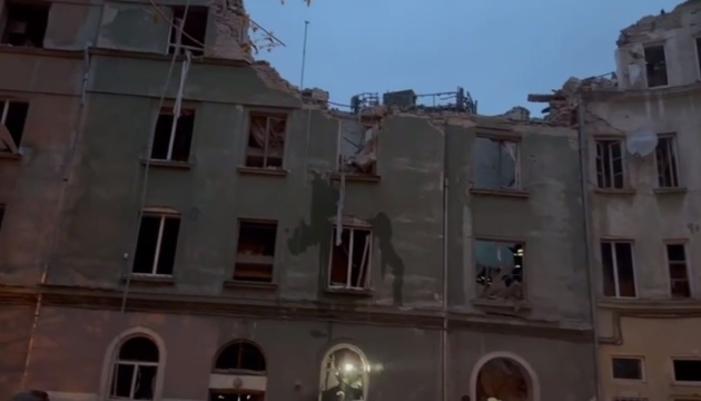 Fragmentos de un misil ruso impactan en un edificio residencial en Lviv