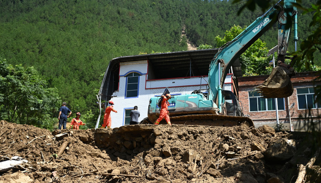 У Китаї п’ятнадцятеро загиблих і кілька тисяч евакуйованих через потужні зливи