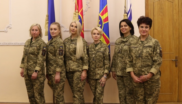 Verteidigungsministerium präsentiert neue Felduniform für Soldatinnen