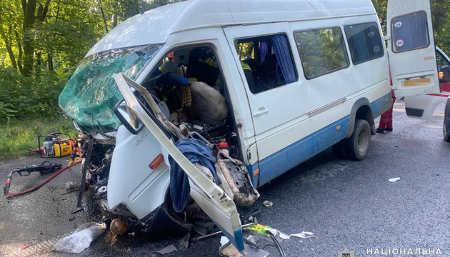 На Хмельниччині в ДТП з мікроавтобусом одна людина загинула та понад 20 травмувалися