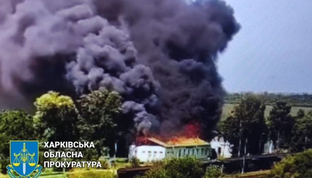 Russen nehmen Bahnstation in Region Charkiw unter Beschuss, Bahnhofsgebäude zerstört