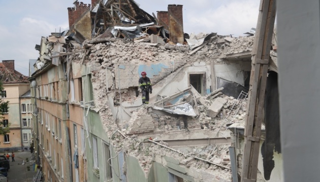 У Львові з місця ракетного удару вивезли понад 100 кубометрів будівельного сміття