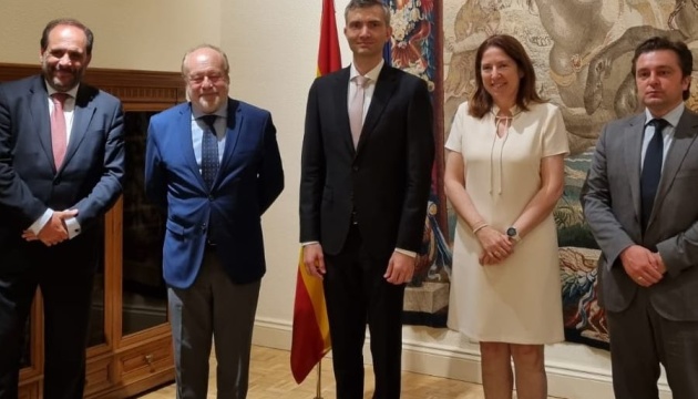 Український дипломат обговорив можливість вивчення школярами з України рідної мови в Іспанії