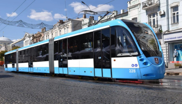 У Вінниці вийшли на маршрути перші 12 швейцарських трамваїв Tram 2000