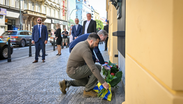 Зеленський у Празі поклав квіти до меморіалу Оксамитової революції