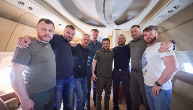 Selenskyj kehrt mit Verteidigern von Asowstal aus Türkei in Ukraine zurück  