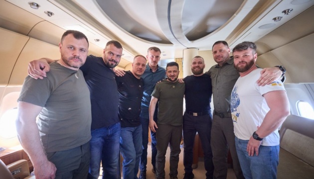 President Zelensky returning from Türkiye with Azovstal defenders