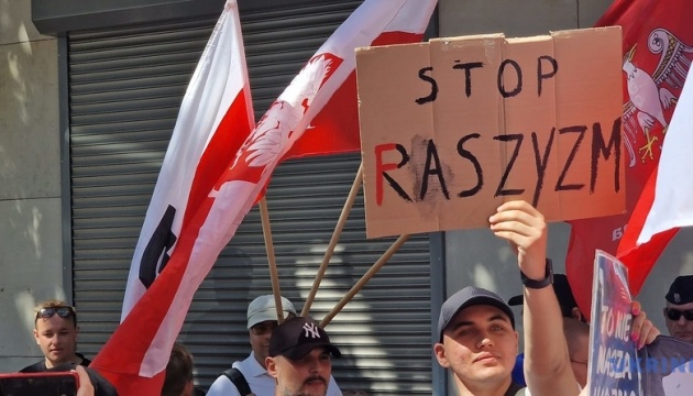 У Варшаві поліція стала кордоном між проросійським мітингом і українськими активістами