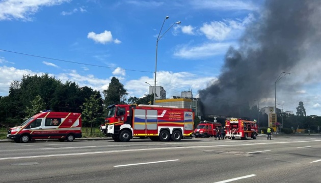  У Києві спалахнула пожежа на АЗС, троє постраждалих