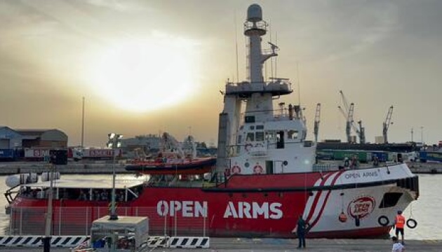 До італійського порту прибуло судно з 299 врятованими мігрантами