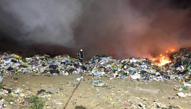 На Миколаївщині палає сміттєзвалище – пожежу гасять з ночі