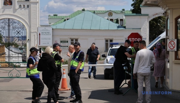 Попри протести вірян УПЦ МП у Київській Лаврі продовжують перевіряти та опечатувати корпуси