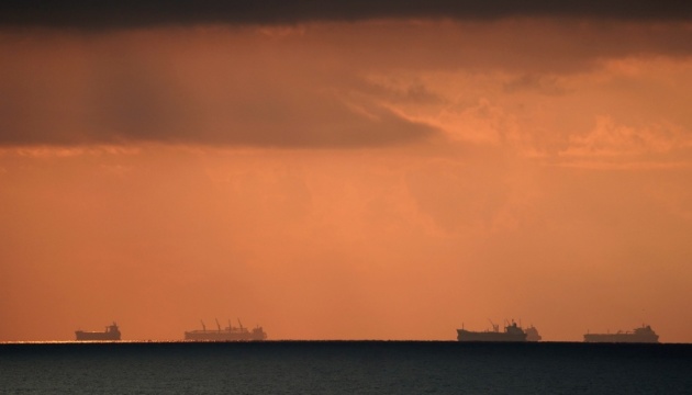 Постачання російської нафти морем почало знижуватися – Bloomberg