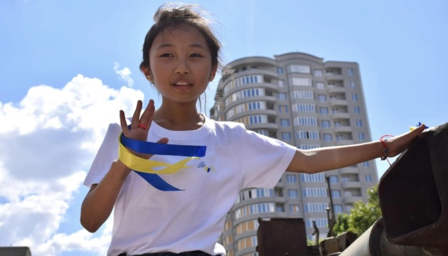 Десятирічна японська волонтерка відвідала Миколаїв, аби зібрати дитячі історії про війну