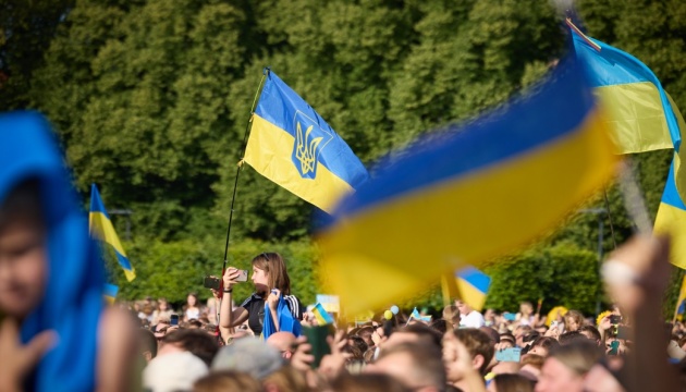 Zelensky brings battle flag from Bakhmut to Vilnius