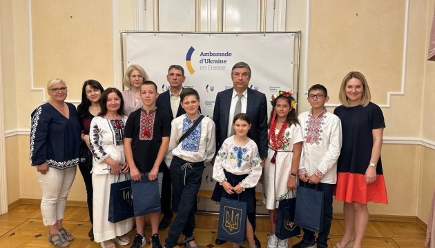 Діти-сироти воїнів ЗСУ на запрошення діаспори прибули до Франції та відвідали Посольство України