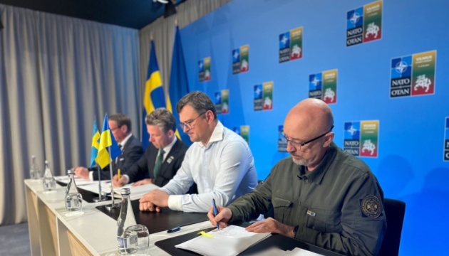 Україна й Швеція підписали угоди про оборонні закупівлі та обмін секретною інформацією