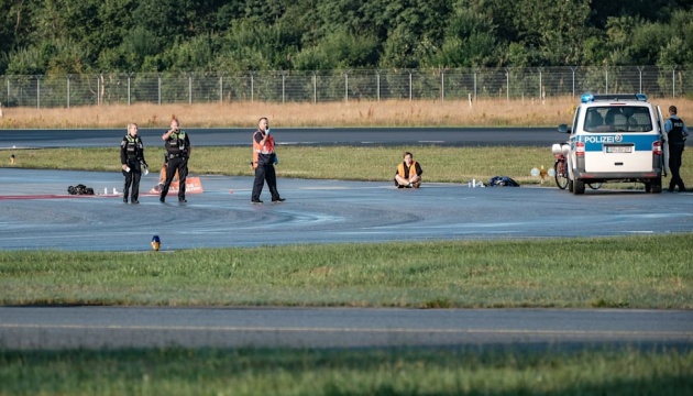 У Німеччині екоактивісти паралізували роботу двох аеропортів