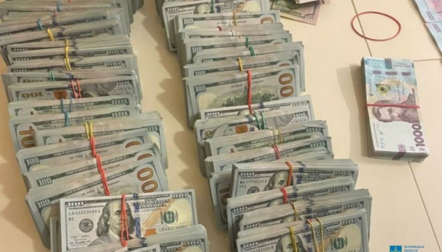 На Буковині ворожка та адвокат виманили у фігуранта кримінальної справи $300 тисяч