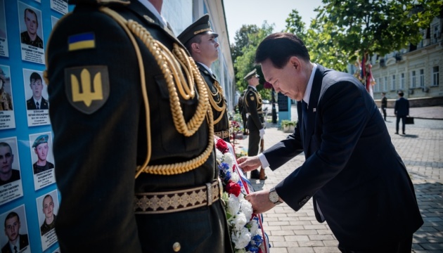 Президент Південної Кореї у Києві вшанував пам'ять загиблих українських воїнів