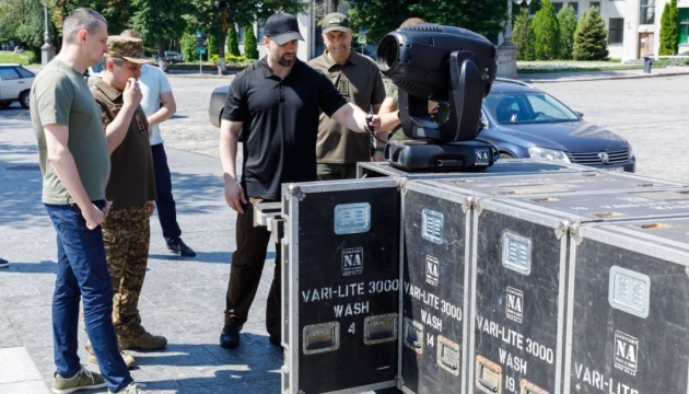 Нацгвардійцям Харківщини передали 24 спецпрожектори для відстеження дронів