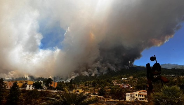 В Іспанії сотні людей евакуювали через лісову пожежу