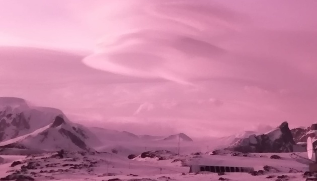 На станції «Академік Вернадський» з'явилися рожеві «НЛО» і перламутрові хмари