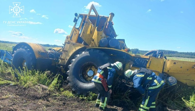 На Харківщині трактор наїхав на протитанкову міну - водій поранений