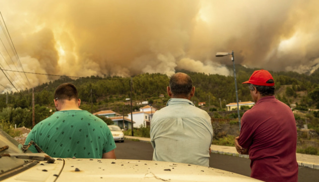 На Канарах через лісову пожежу евакуювали понад 2000 осіб