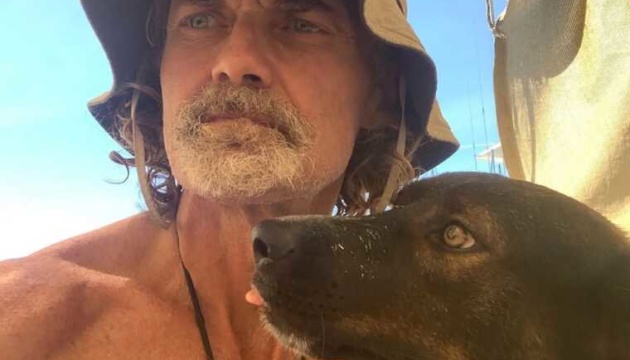 У Тихому Океані врятували моряка, який три місяці дрейфував там зі своїм собакою