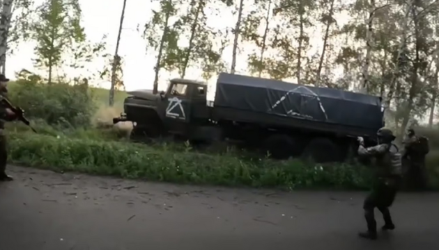 Tschetschenische Freiwillige erwischen einen Lastwagen mit russischen Invasoren
