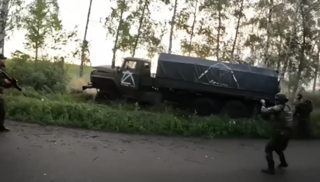 Chechen volunteer fighters destroy truck with Russian invaders