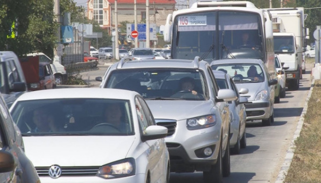 На окупованій Херсонщині утворився 5-кілометровий затор з авто, які їдуть із Криму